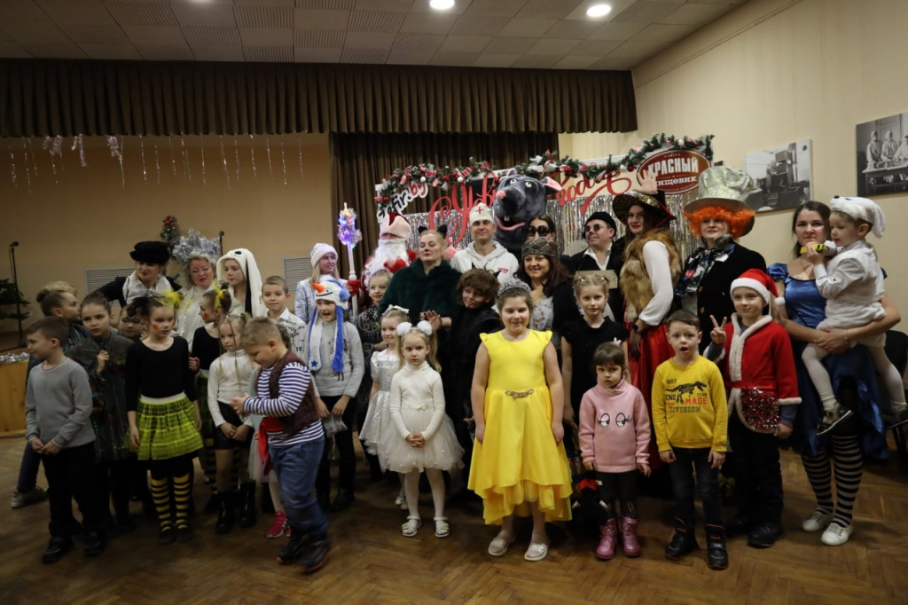 Баба Яга, Шапокляк, дед Мороз и Снегурочка: первый костюмированный утренник провели для детей работников фабрики