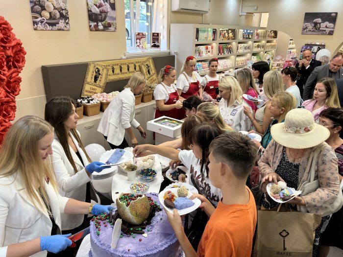 Для удобства и радости могилевчан! После ремонта на улице Крыленко открылся фирменный магазин «Красный пищевик»