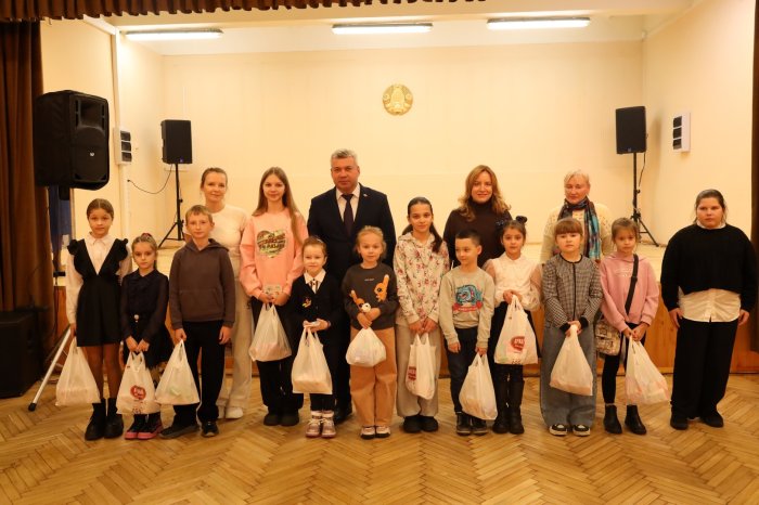 Самым заботливым, нежным и трудолюбивым. Представительниц прекрасного пола «Красный пищевик» сегодня поздравили с Днем матери